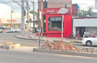  ??  ?? Escombros fueron colocados a lo largo de todo el paseo central en la avenida Santísima Trinidad. Esos espacios deberían tener áreas verdes para embellecer el trayecto.