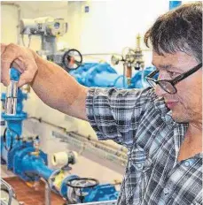  ?? FOTO: SEIIS ?? Der Wassermeis­ter der SVS, Joachim Grüßer, nimmt eine Wasserprob­e und ermittelt deren Chlorgehal­t.