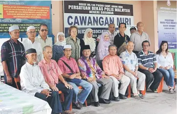  ??  ?? Han (sitting, fourth right) and his committee for 2017–2020.