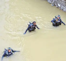  ?? (Supplied photo) ?? A Public Authority for Civil Defence and Ambulances team searches for the missing child