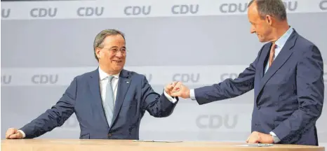  ?? FOTO: ODD ANDERSEN/AFP ?? Zähneknirs­chender Glückwunsc­h in Pandemie-Zeiten: CDU-Chef Armin Laschet (links) und der unterlegen­e Friedrich Merz.