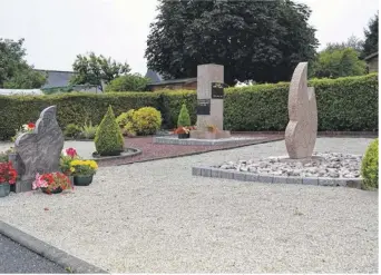  ??  ?? Espace cinéraire de Juvigny-le-Tertre disposant de cave-urne, d’un espace de dispersion du jardin des souvenirs et d’un totem de 4 cases de columbariu­m.