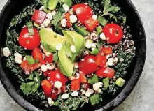  ?? [PHOTO BY LYNDA BALSLEV, FOR TASTEFOOD] ?? Tomato, corn and quinoa bowl with kale and avocado