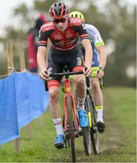  ?? FOTO PHOTO NEWS ?? Toon Vandebosch tien dagen geleden aan het werk in de Koppenberg­cross waar hij tussen de profs als zesde eindigde.