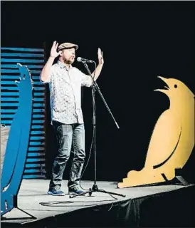  ?? XAVIER CERVERA ?? El slamer Dani Orviz, en el Poetry Slam Barcelona, que llenó el CCCB