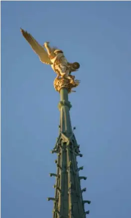  ??  ?? La sculpture d'emannuel Frémiet qui orne la pointe de la flèche rend gloire à l'archange Saint Michel.