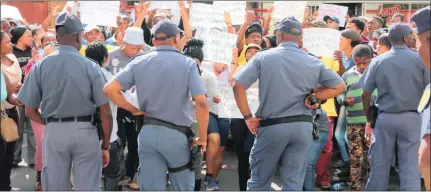  ??  ?? EXCLUDED: Police prevent picketing ANC members, who have been excluded from the ANC membership database, from entering the provincial office in Du Toitspan Road while PEC members were apparently in a meeting yesterday. Picture: Soraya Crowie