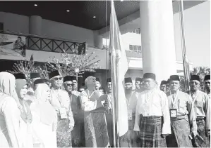  ??  ?? NAJIB (tengah) menaikkan bendera UMNO ketika hadir merasmikan Persidanga­n Perwakilan Umno Bahagian Pekan 2016 di Dewan Konvensyen Sultan Ahmad Shah, kelmarin. -Gambar Bernama