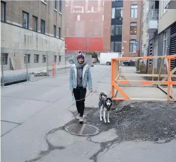  ?? PHOTO AGENCE QMI, NADIA LEMIEUX ?? Ottavio Lee qui promène son chien régulièrem­ent dans Griffintow­n doit marcher dans la rue en raison d’une portion de trottoir bloquée.