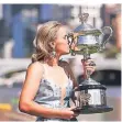  ?? FOTO: AP ?? Sofia Kenin beim Sieger-Fototermin am Yarra River.