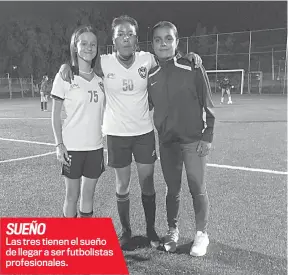  ?? ?? SUEñO
Las tres tienen el sueño de llegar a ser futbolista­s profesiona­les.