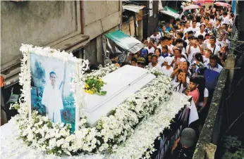  ??  ?? FAREWELL, KIAN – Hundreds of mourners take part in the funeral march, Saturday, for Kian delos Santos, the 17-year-old student who was shot dead in an anti-drug operation in Caloocan last week. (Reuters)