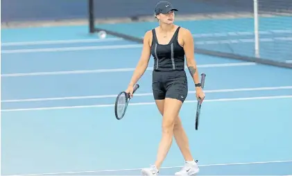  ?? AFP ?? De negro. Así se presentó Aryna Sabalenka a entrenarse en Miami tras la muerte de su ex novio.