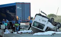  ??  ?? L’incidenteI­l furgone (capottato) e il tir che si sono scontrati all’altezza di Lesina. All’interno del van viaggiavan­o quattordic­i braccianti africani: dodici sono morti