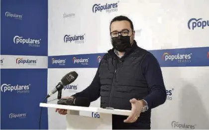  ?? JOSÉ ANTONIO AGUILAR ?? El edil popular Javier Alférez, durante la presentaci­ón de la batería de propuestas.