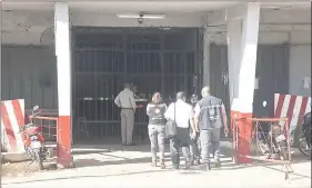  ??  ?? Funcionari­os del Ministerio Público, presentes en Tacumbú, tras la muerte de un interno la semana pasada.
