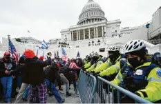  ?? Foto: John Minchollo, dpa ?? Trump‰Anhänger hatten am 6. Januar das Kapitol in Washington gestürmt. Daytons Bürgermeis­terin Nan Whaley befürchtet weitere Gewalt.