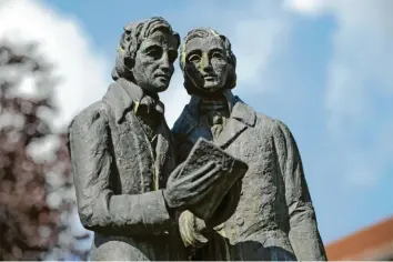  ?? Foto: dpa ?? Den Brüdern Jacob und Wilhelm setzte man in Kassel ein Denkmal, ihr Bruder Ferdinand stand immer im Schatten der beiden Märchensam­mler.