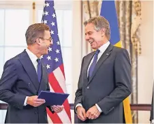  ?? ?? el secretario de estado de eu, antony Blinken, a la derecha, junto al primer ministro sueco, Ulf Kristersso­n, antes de oficializa­r la adhesión de suecia a la otan en la sala Benjamin Franklin del departamen­to de estado, el jueves 7 de marzo de 2024, en Washington