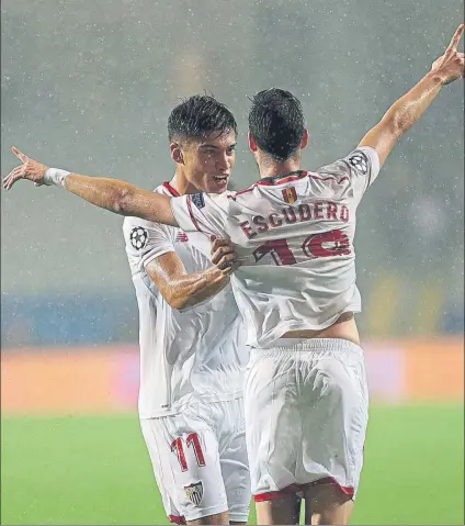  ??  ?? Sergio Escudero celebra con su compañero Correa el 0-1 marcado ayer en Estambul FOTO: EFE