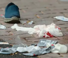  ?? Foto: Reuters ?? před mešitou Zakrvácené obvazy, ztracené boty... Takový byl obraz zkázy před mešitou Al Noor. Tarrant tam střílel i na chodnících.