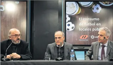  ??  ?? Jaume Roures (Mediapro), y Javier Tebas (LaLiga) en la presentaci­ón del ‘Estudio de consumo de fútbol’.