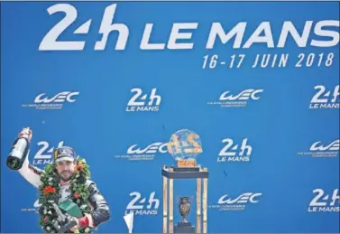  ??  ?? Fernando Alonso celebra la primera de sus dos victorias en las 24 Horas de Le Mans con Toyota en 2018.