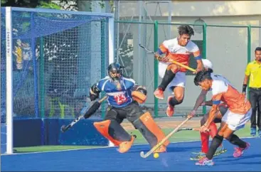  ?? HT PHOTO ?? Uttar Pradesh and Punjab men in action during their quarterfin­al match in Lucknow on Thursday.