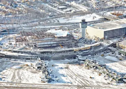  ?? JOHN MOORE/AFP ?? Los aeropuerto­s de Nueva York empezaron a retomar sus actividade­s la mañana del viernes.