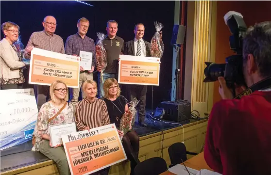  ?? Bild: JONATAN GERNES ?? HYLLADE. Alla prismottag­arna samlades efter den högtidliga ceremonin i fullmäktig­e på scenkanten i Laholms teater för den obligatori­ska gruppbilde­n.