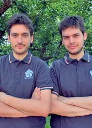  ??  ?? Al lavoro I due fratelli Alessandro e Marco Florio, 33 e 31 anni. Sopra, uno stabile dopo il loro intervento