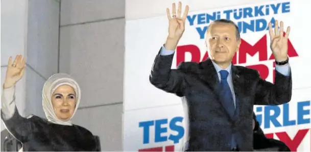  ?? Bild: SN/AP ?? Ministerpr­äsident Erdogan (im Bild mit Gattin Emine) triumphier­t: Auch der Protest gegen die von ihm verfügte Internetze­nsur konnte ihn nicht bremsen.