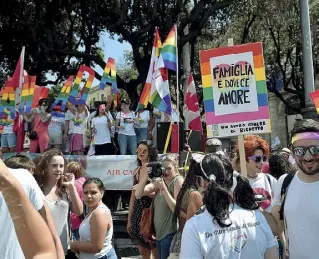  ??  ?? Slogan Tra i cartelli al corteo, «Famiglia è dove c’è amore». Nella foto ragazzi prima della partenza