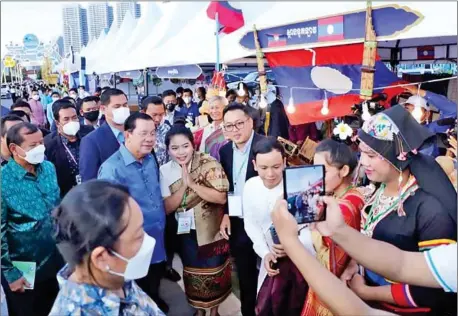  ?? SPM ?? Prime Minister Hun Sen poses for a photo at the Sea Festival in Preah Sihanouk province on December 10.