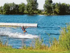  ?? Archivfoto: Peter Bauer ?? Spektakulä­re Szenen sind immer wieder in der Thannhause­r Wakeboard‰Anlage zu sehen.