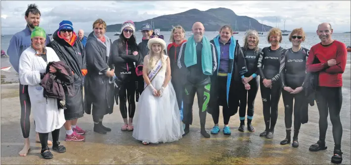  ?? 01_B38splash1­6 ?? The Arran swimmers who completed the gruelling splash with Heather Queen Keira Willis.