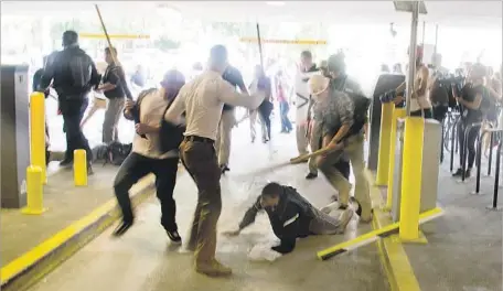  ?? Zach D. Roberts For The Times ?? DE’ANDRE HARRIS, who was beaten by white nationalis­ts, says police standing nearby didn’t assist him. An officer later came to his aid.