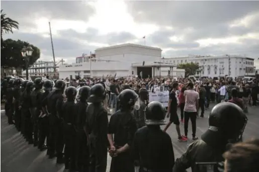  ?? © Mosaab Elshamy/ap ?? Veiligheid­stroepen staan opgesteld bij een protestbij­eenkomst in de hoofdstad Rabat tegen de veroordeli­ngen.