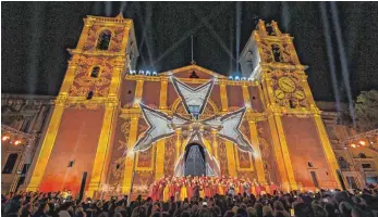  ?? FOTO: DPA ?? Zur Eröffnung schmückte eine Videoproje­ktion des Malteserkr­euzes die Kirche des Heiligen Johannes in Maltas Hauptstadt Valletta.