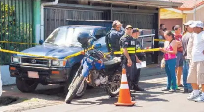  ?? F. BARRANTES ?? La muchacha vivió una pesadilla en este camioncito.