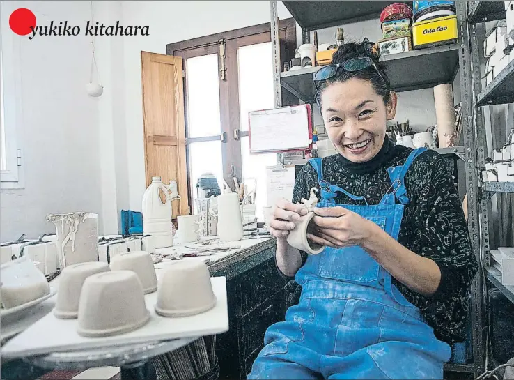  ?? LUIS SERRANO ?? Yukiko Kitahara trabajando una pieza en su taller en Gelves (Sevilla), que fundó en el 2012 para dedicarse por completo a la cerámica utilitaria