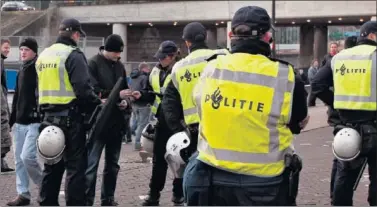  ??  ?? VIGILANCIA. La policía nacional de los Países Bajos en un rastreo en los alrededore­s del Amsterdam Arena.