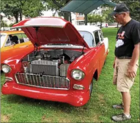  ?? TAWANA ROBERTS — THE NEWS-HERALD ?? Huck Cameron discusses his 1955 Chevrolet Bel Air at the Painesvill­e Car Cruise on Aug. 10.