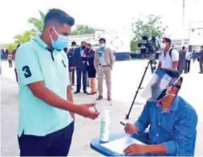  ??  ?? SITUACIóN. Ciudadanía debe cumplir con protocolos el domingo de elecciones.