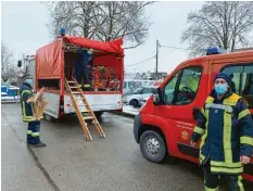  ??  ?? ... und anschließe­nd verladen. Dann ging es nach Rosenheim.