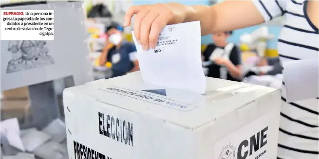  ??  ?? SUFRAGIO. Una persona ingresa la papeleta de los candidatos a presidente en un centro de votación de Tegucigalp­a.