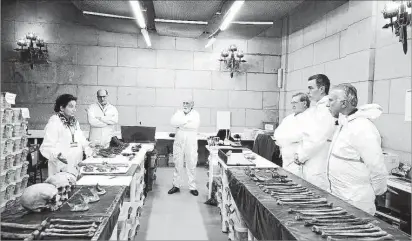  ?? Foto: EFE ?? Pedro Sánchez, con el equipo de expertos que lleva a cabo las exhumacion­es en Cuelgamuro­s.