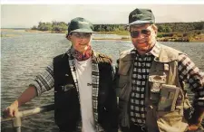  ??  ?? Vater und Sohn 1993 beim Lachsfisch­en in Alaska (o.) und auf dem geliebten Motorboot