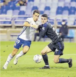  ?? ÁNGEL DE CASTRO ?? Álex Alegría pelea por un balón con Pascanu.