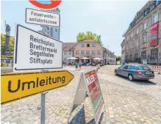  ?? FOTO: CHRISTIAN FLEMMING ?? Der Stiftsplat­z ist gesperrt wegen des Aufbaus des Cateringze­lts für die Nobelpreis­trägertagu­ng. Daher werden die Autos am Cavazzen vorbei umgeleitet. Nicht jeder kapiert das gleich.